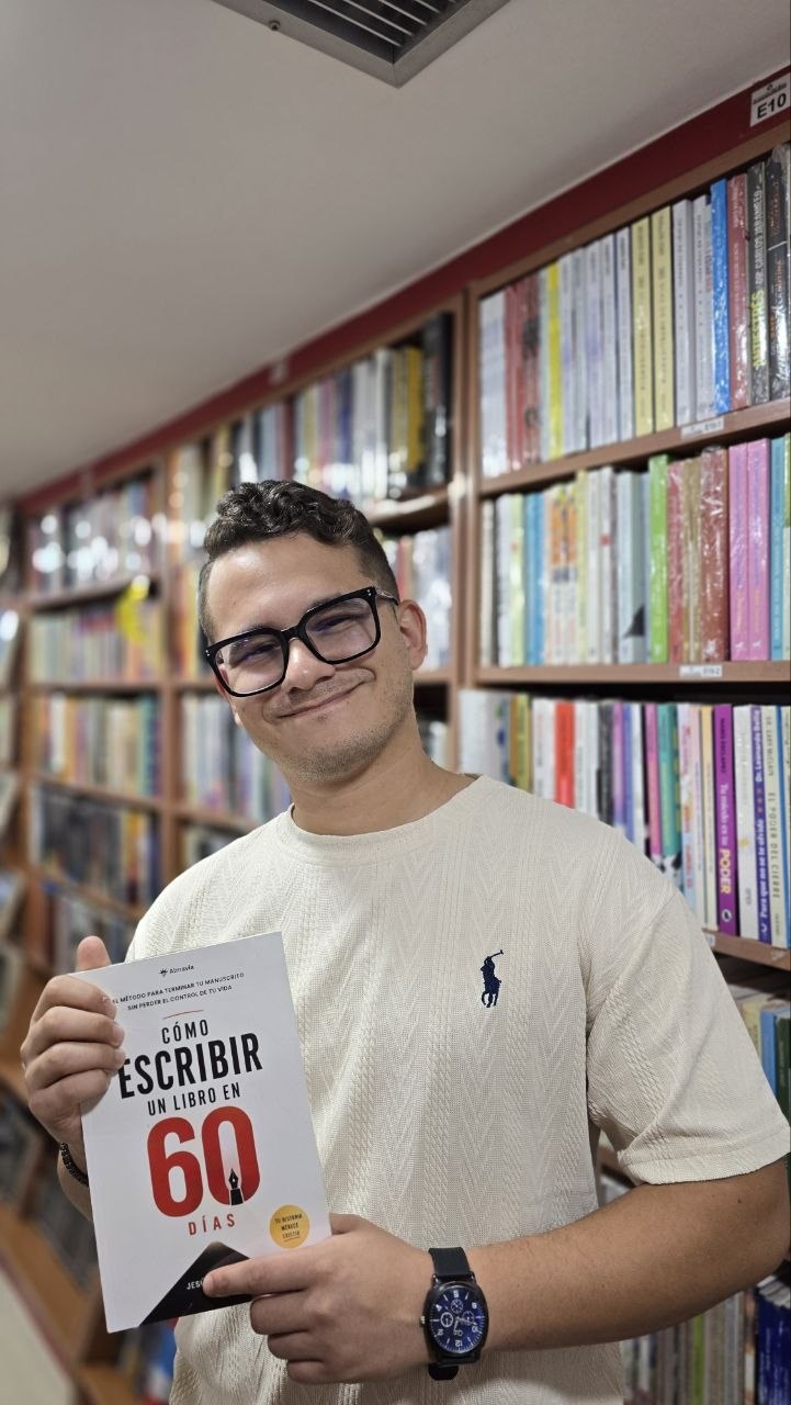 Jesús Martínez con su libro Cómo escribir un libro en 60 días